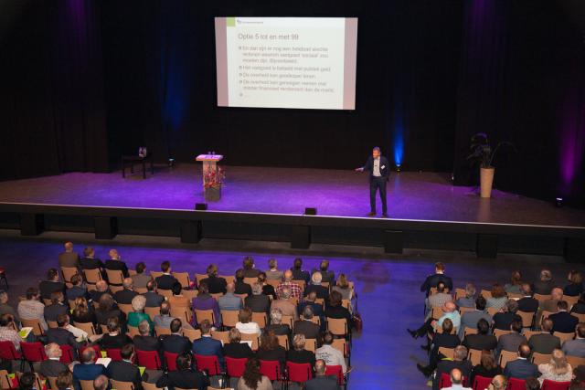 Frank Kalshoven voor een goedgevulde zaal