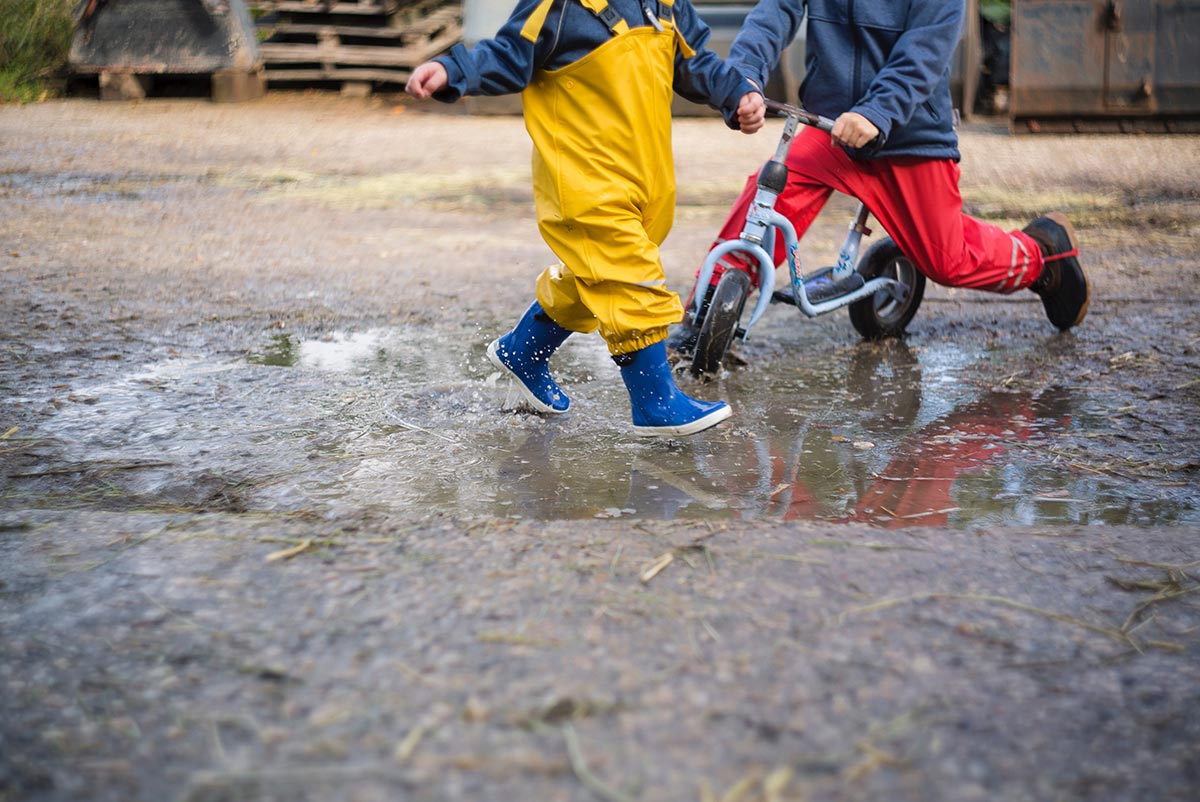 Kinderen spelen in de regen